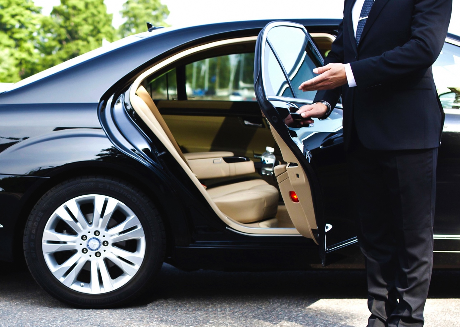 Ch_fer-abriendo-la-puerta-de-un-lujoso-coche
